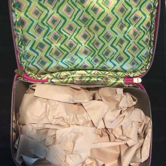 Classic Lily Pulitzer, NWT travel toiletry case. - Picture 6 of 6